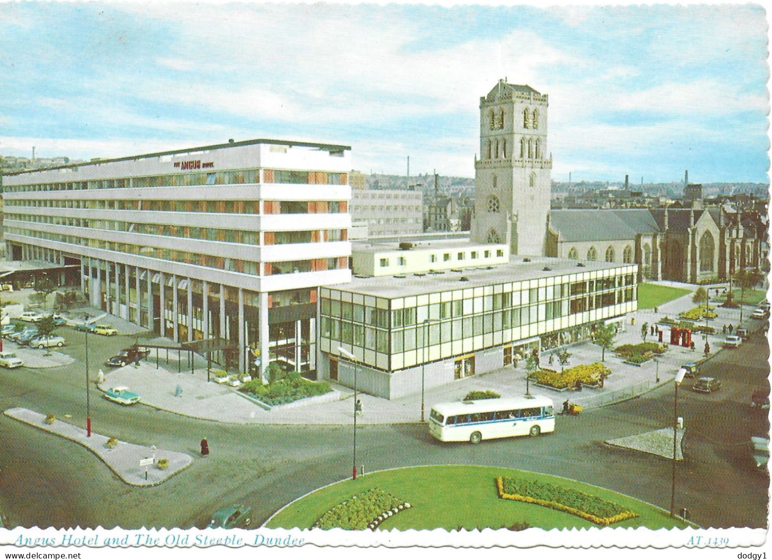 ANGUS HOTEL AND THE OLD STEEPLE, DUNDEE, SCOTLAND. UNUSED POSTCARD   Ms3 - Hotels & Restaurants