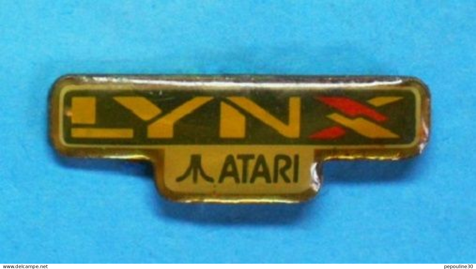 1 PIN'S  //    ** CONSOLE  DE JEUX VIDÉO / ATARI / LYNX / FONDATEUR Nolan BUSHNELL ** - Casinos