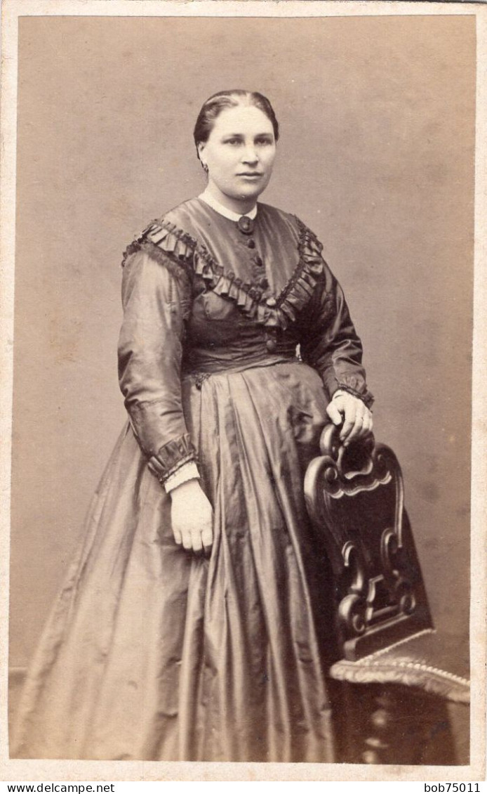 Photo CDV D'une Femme élégante Posant Dans Un Studio Photo A Nancy - Anciennes (Av. 1900)