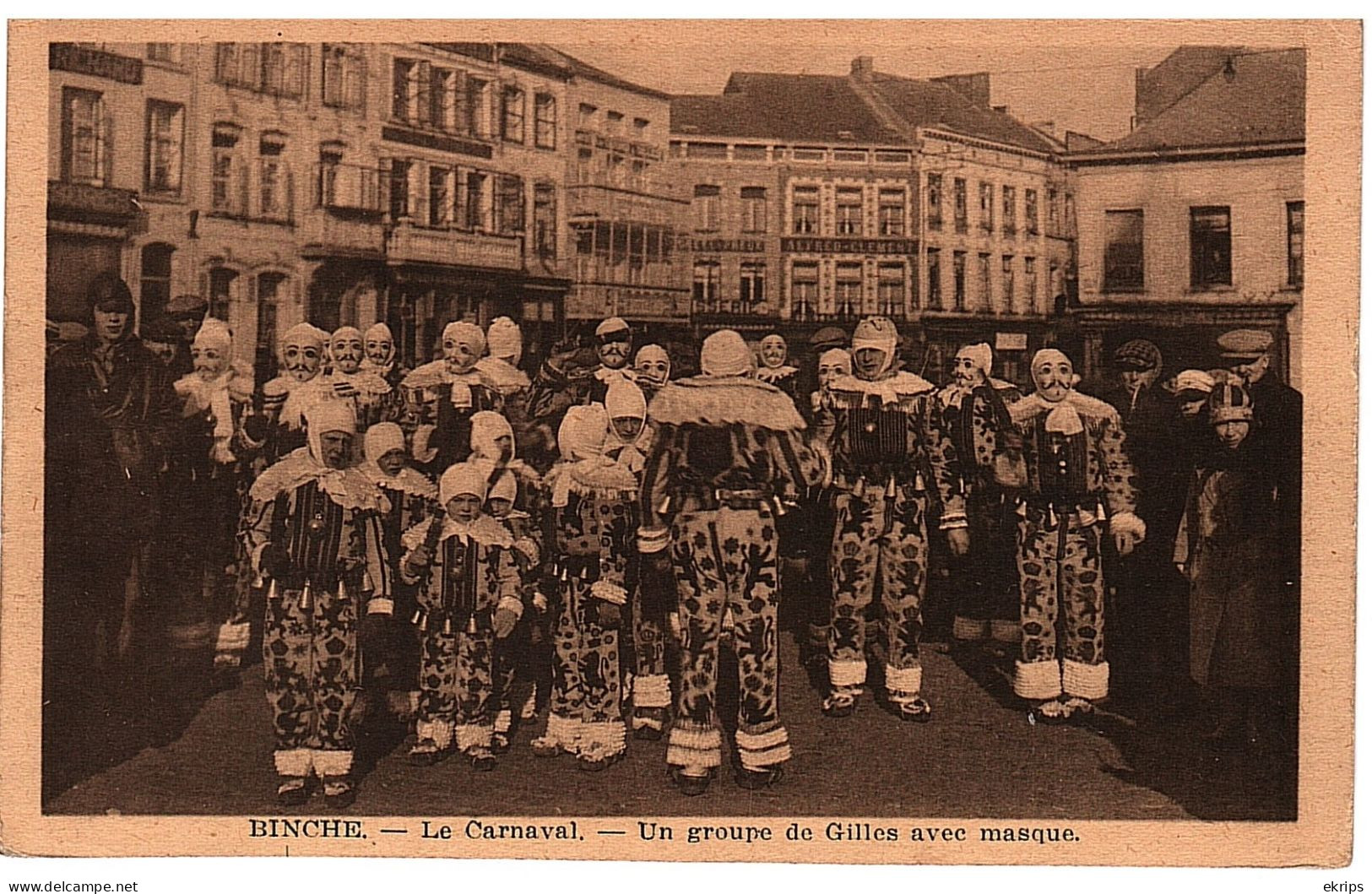 Binche.--Le Carnaval.--Un Groupe De Gilles Avec Masque - Binche