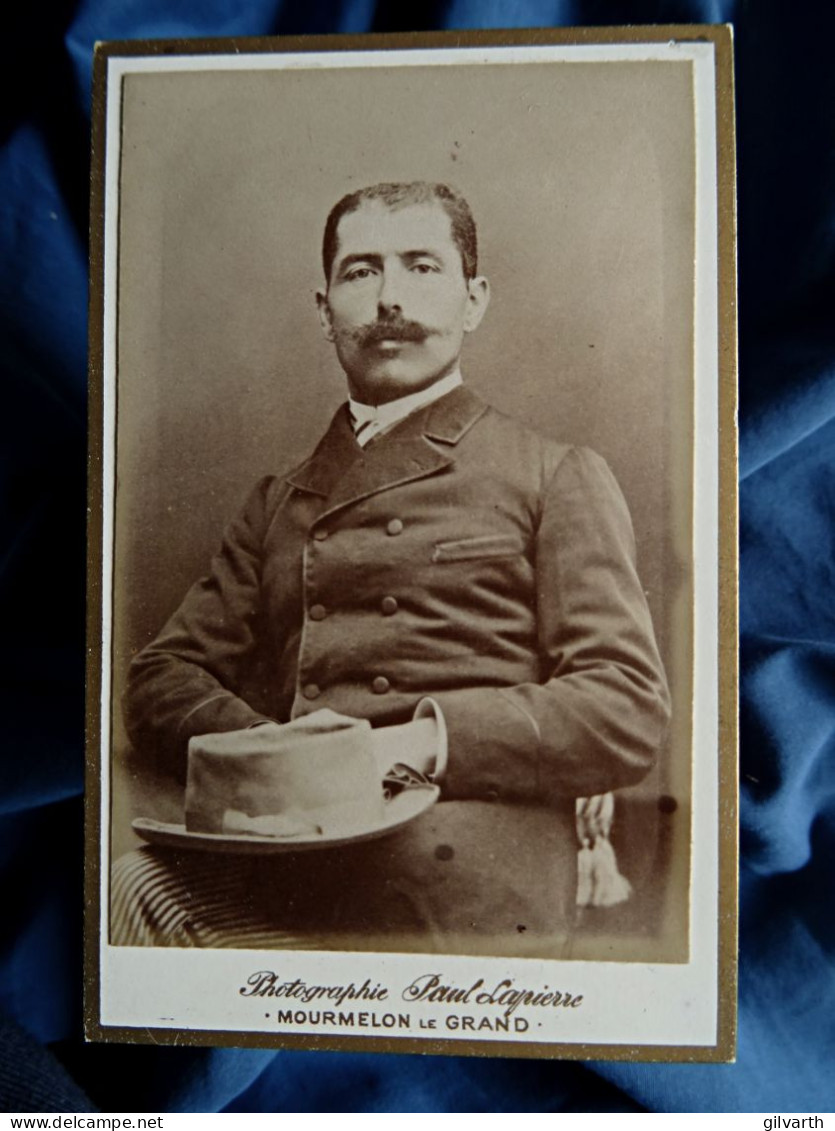 Photo CDV Lapierre à Mourmelon Le Grand  Homme Moustachu Chapeau Sur Les Genoux Pantalon Rayé  Dédicace 1880 - L679B - Ancianas (antes De 1900)