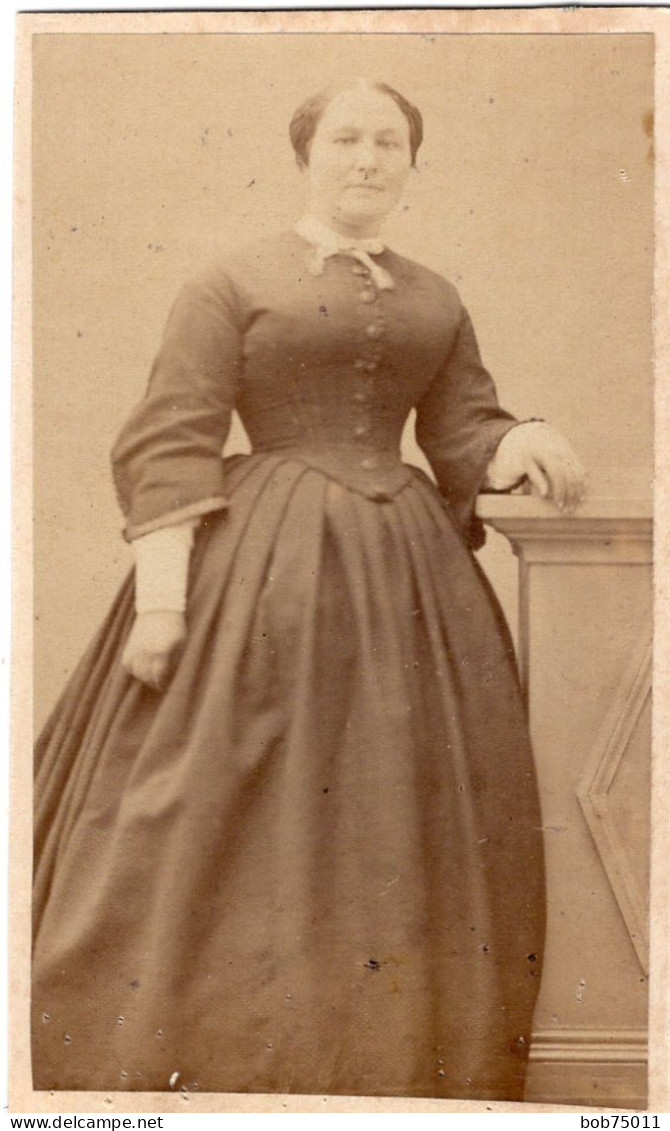 Photo CDV D'une Femme élégante Posant Dans Un Studio Photo A Lyon - Oud (voor 1900)