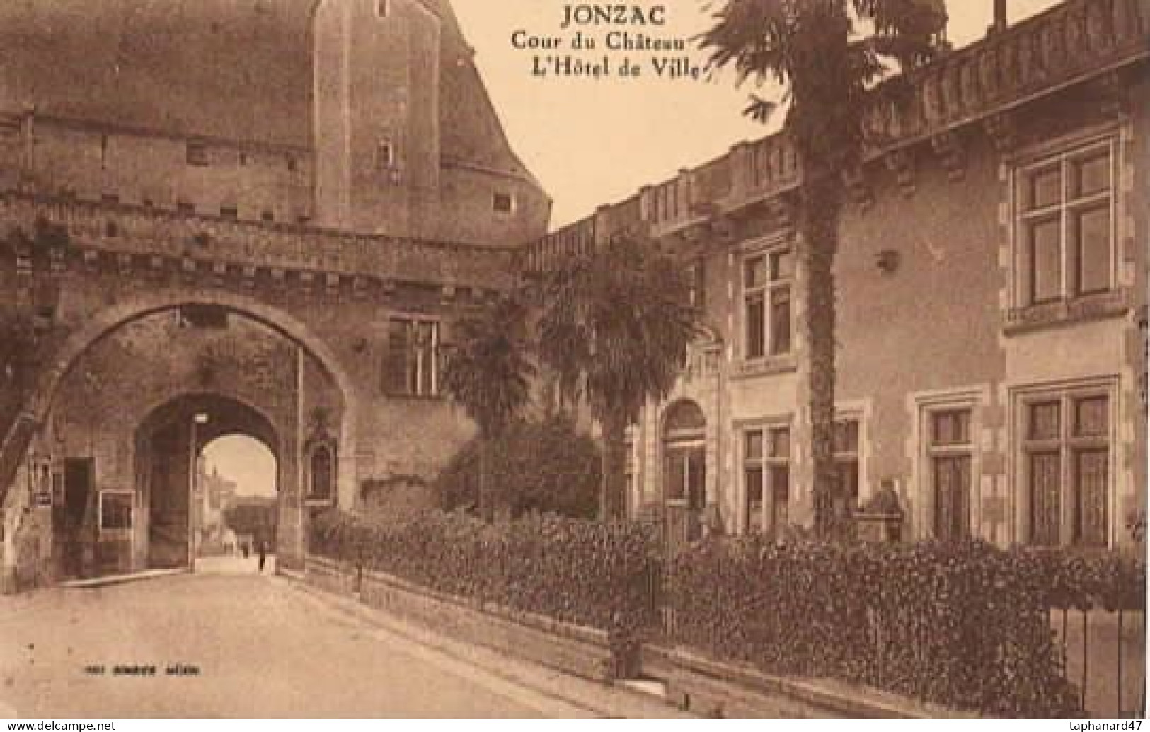 . 17 . JONZAC . Cour Du Château . L'Hôtel De Ville . - Jonzac