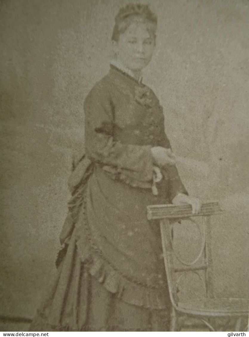 Photo CDV Thiébault à Enghien  Jeune Femme Tenant Un éventail  CA 1875-80 - L679B - Alte (vor 1900)