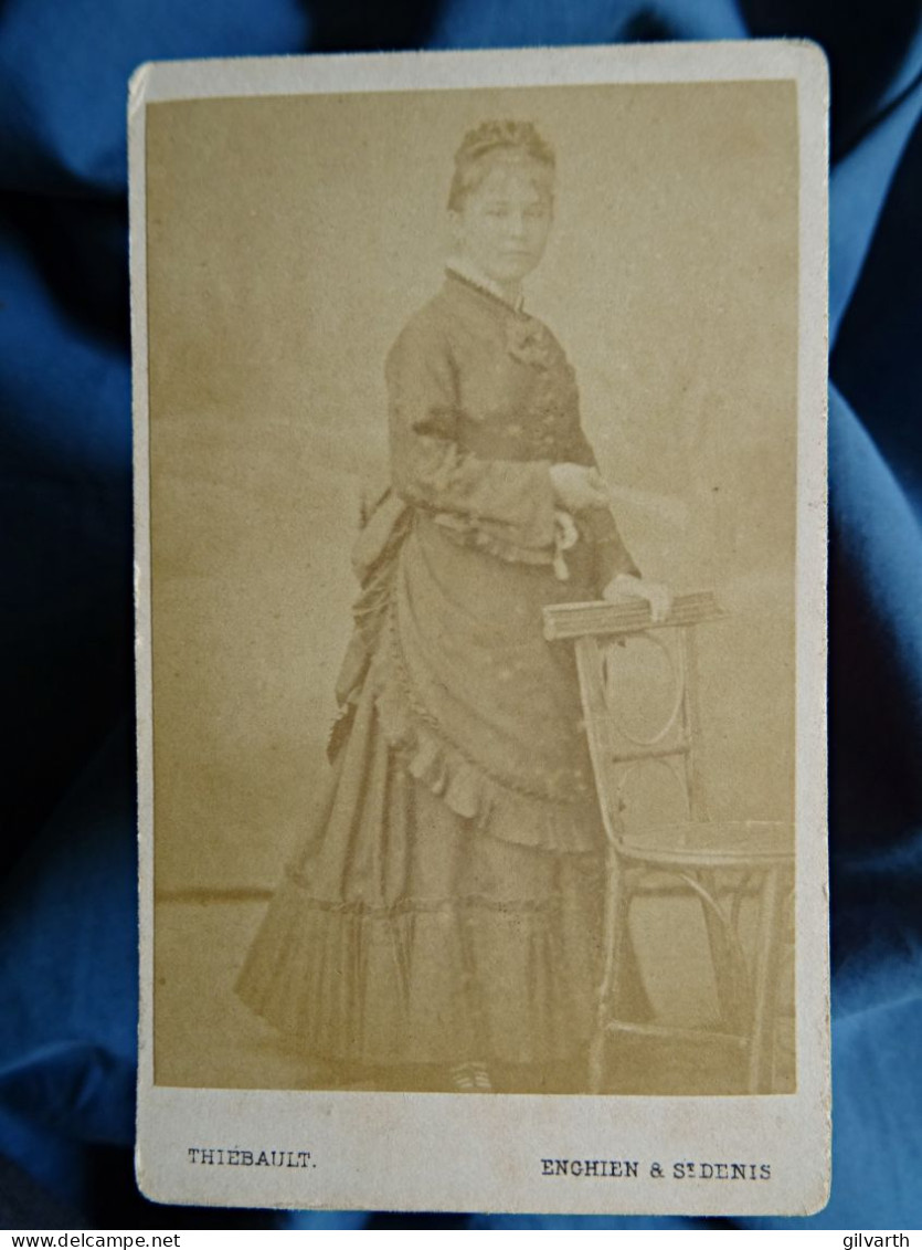 Photo CDV Thiébault à Enghien  Jeune Femme Tenant Un éventail  CA 1875-80 - L679B - Alte (vor 1900)