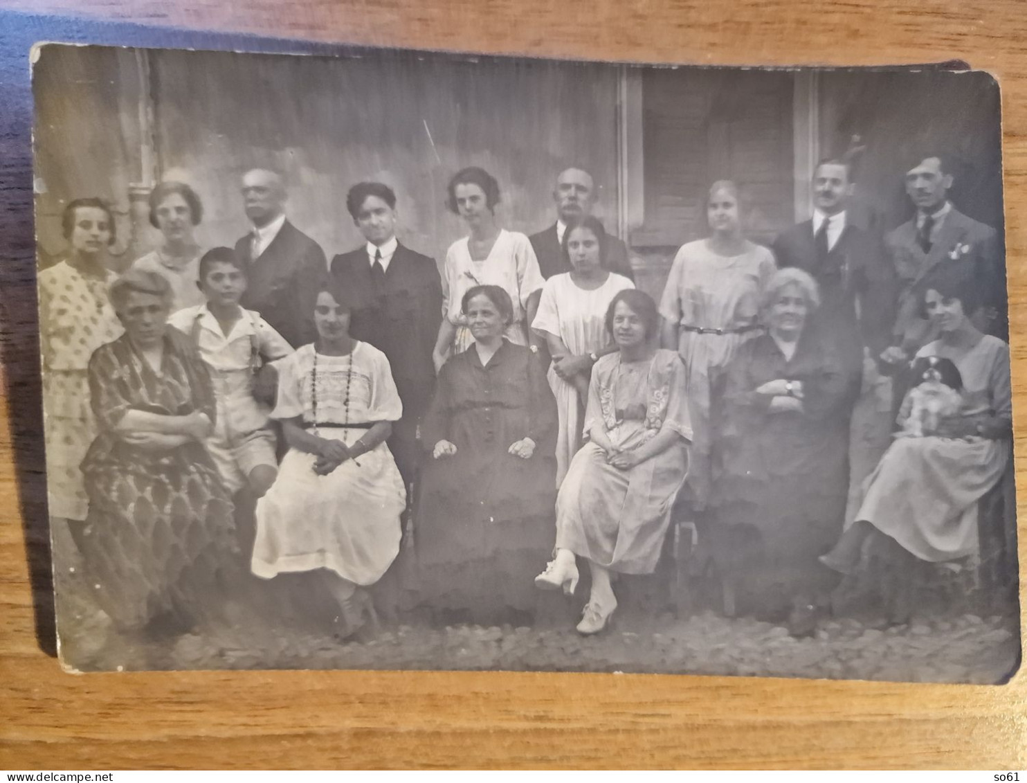 19387.  Fotografia Cartolina D'epoca Gruppo Persone In Posa Cane 1922 Italia - 14x9 - Personnes Anonymes