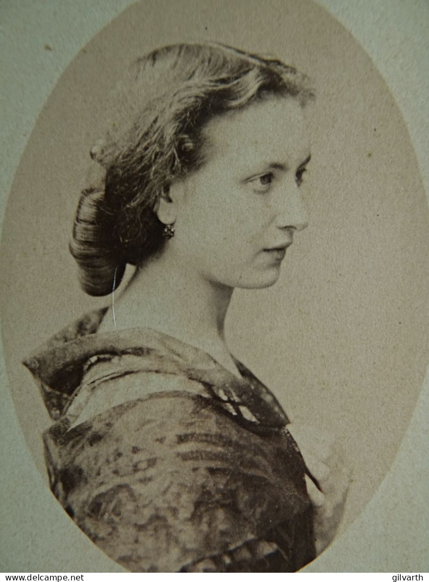 Photo CDV Carey à Paris  Portrait (profil) Jeune Femme  Châle En Dentelle  Sec. Emp.  CA 1865 - L679B - Ancianas (antes De 1900)