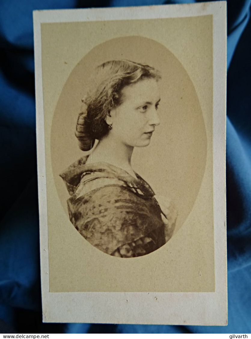 Photo CDV Carey à Paris  Portrait (profil) Jeune Femme  Châle En Dentelle  Sec. Emp.  CA 1865 - L679B - Old (before 1900)