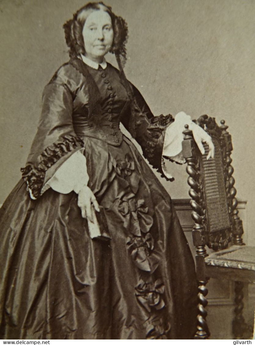 Photo CDV Cremière à Paris  Femme Très élégante  Robe En Soie, Belle Coiffure  Sec. Emp. CA 1860-65 - L679B - Anciennes (Av. 1900)