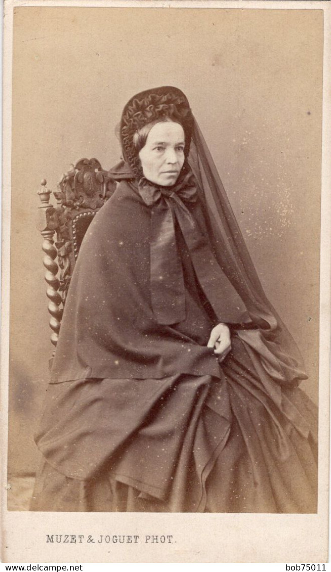 Photo CDV D'une Femme élégante Posant Dans Un Studio Photo A Lyon - Anciennes (Av. 1900)