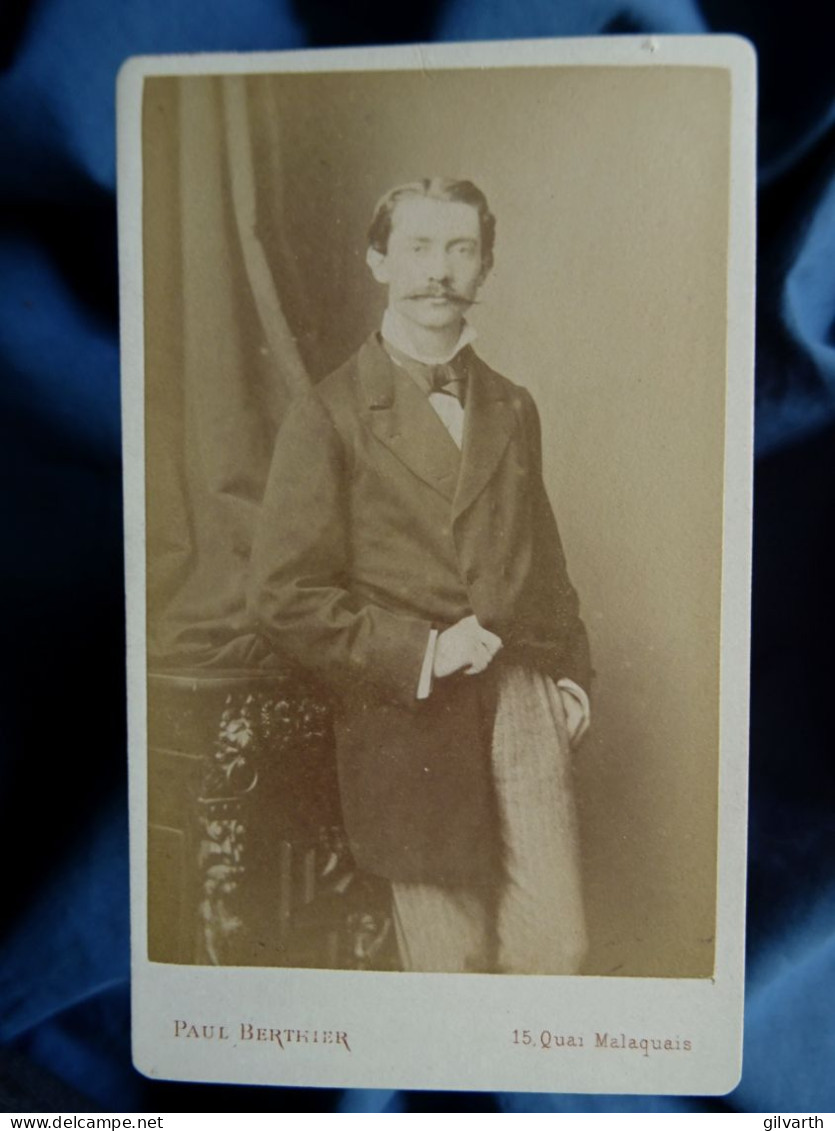 Photo CDV Berthier à Paris  Homme Moustachu  Main Dans La Poche De Son Pantalon  CA 1875-80 - L679B - Oud (voor 1900)