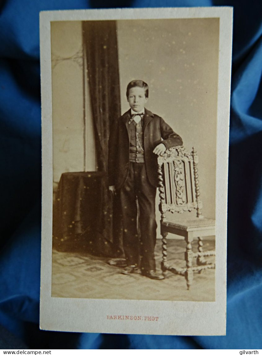 Photo CDV Parkinson à Dieppe  Jeune Garçon Accoudé Sur Le Dossier D'une Chaise  Sec. Emp. CA 1865 - L679B - Ancianas (antes De 1900)