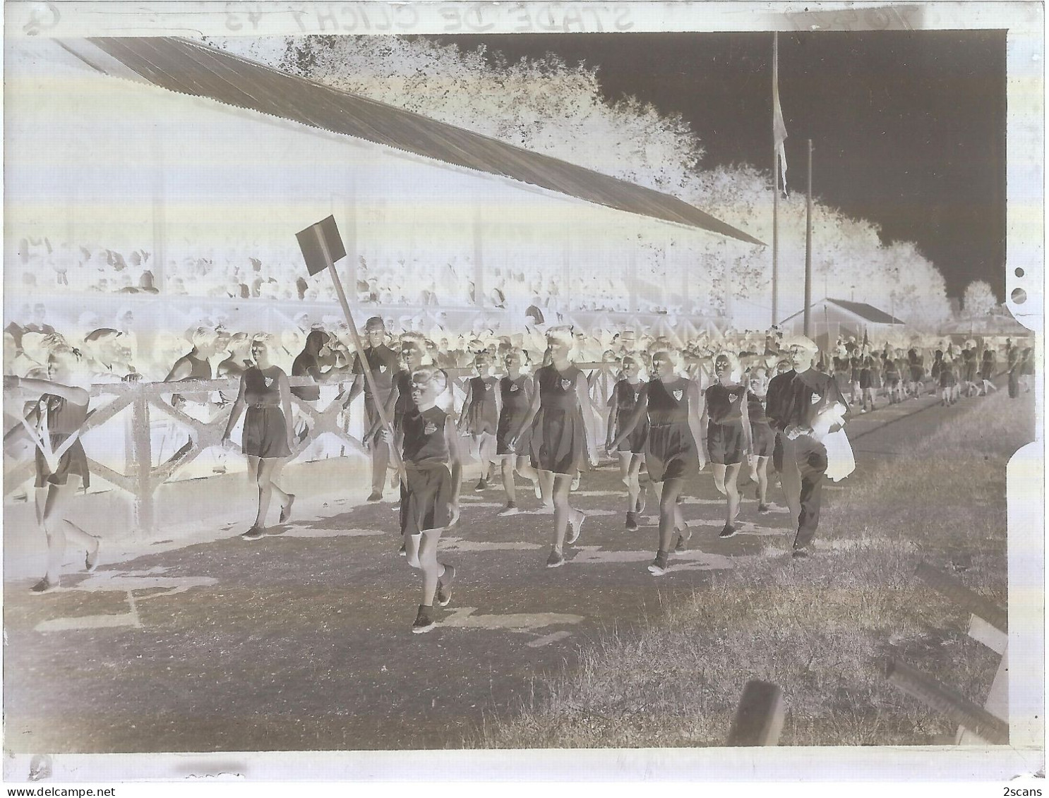 92 CLICHY - PLAQUE DE VERRE Ancienne (1943) - Stade, Gymnastique, Sport, DÉFILÉ DEVANT LES TRIBUNES, équipe à Identifier - Clichy