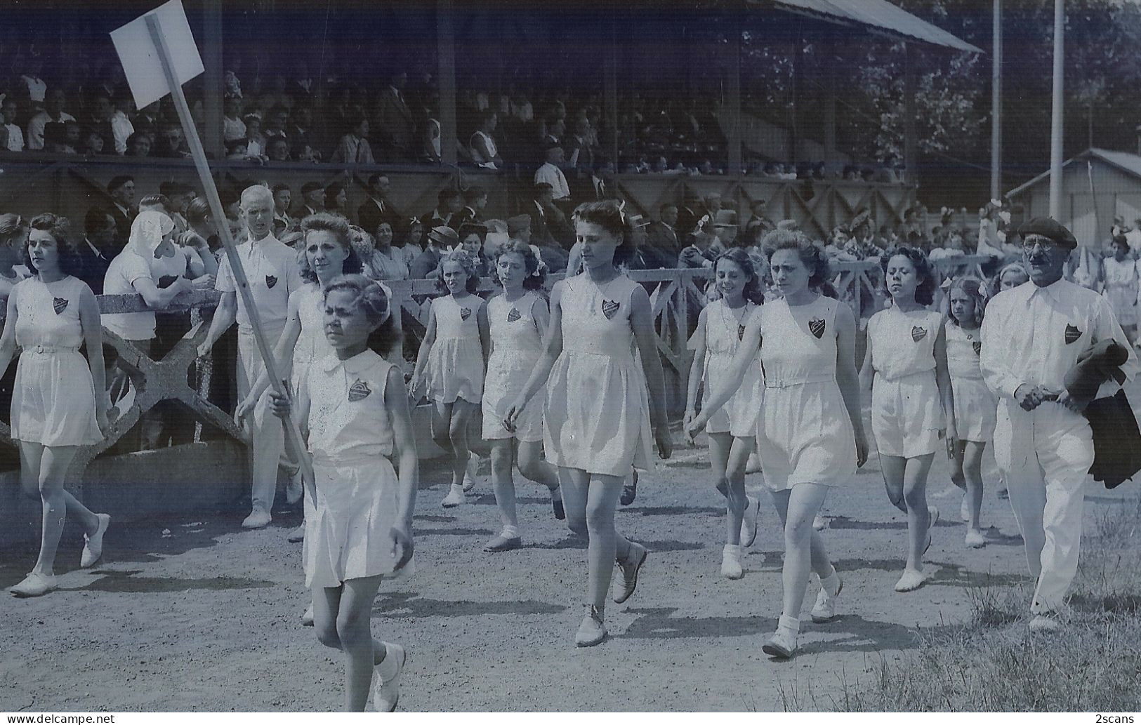 92 CLICHY - PLAQUE DE VERRE Ancienne (1943) - Stade, Gymnastique, Sport, DÉFILÉ DEVANT LES TRIBUNES, équipe à Identifier - Clichy