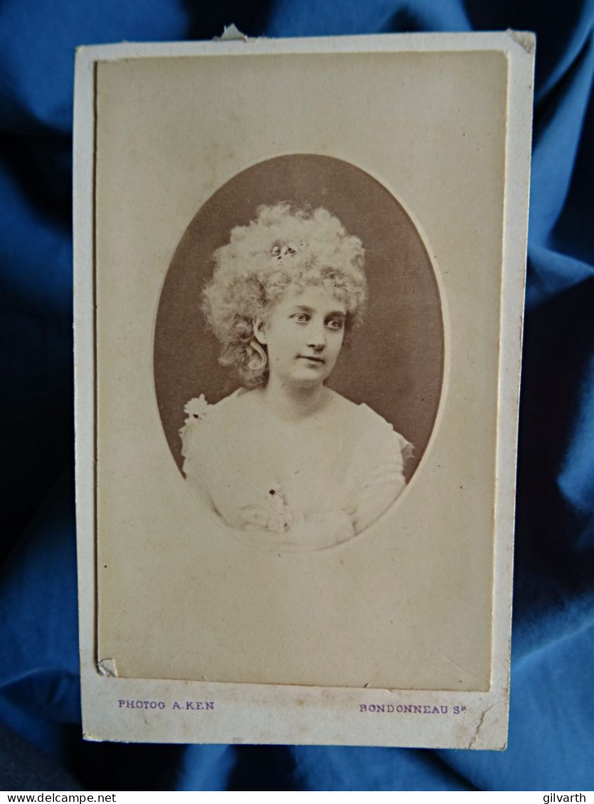 Photo CDV Ken à Paris  Portrait Jeune Fille Blonde  Abondante Chevelure Frisée  CA 1880 - L679B - Ancianas (antes De 1900)