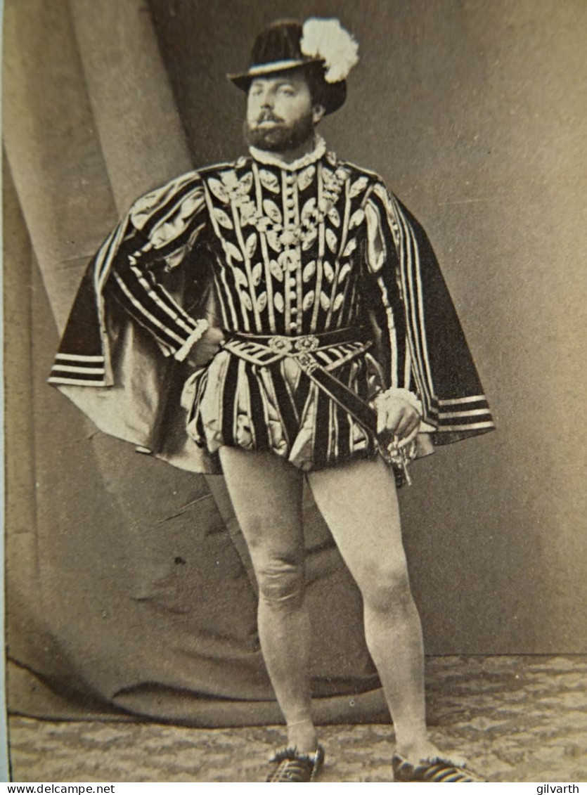 Photo Cdv Subercaze à Pau -  Acteur En Costume De La Renaissance, Théâtre, Second Empire Ca 1865 L679B - Ancianas (antes De 1900)