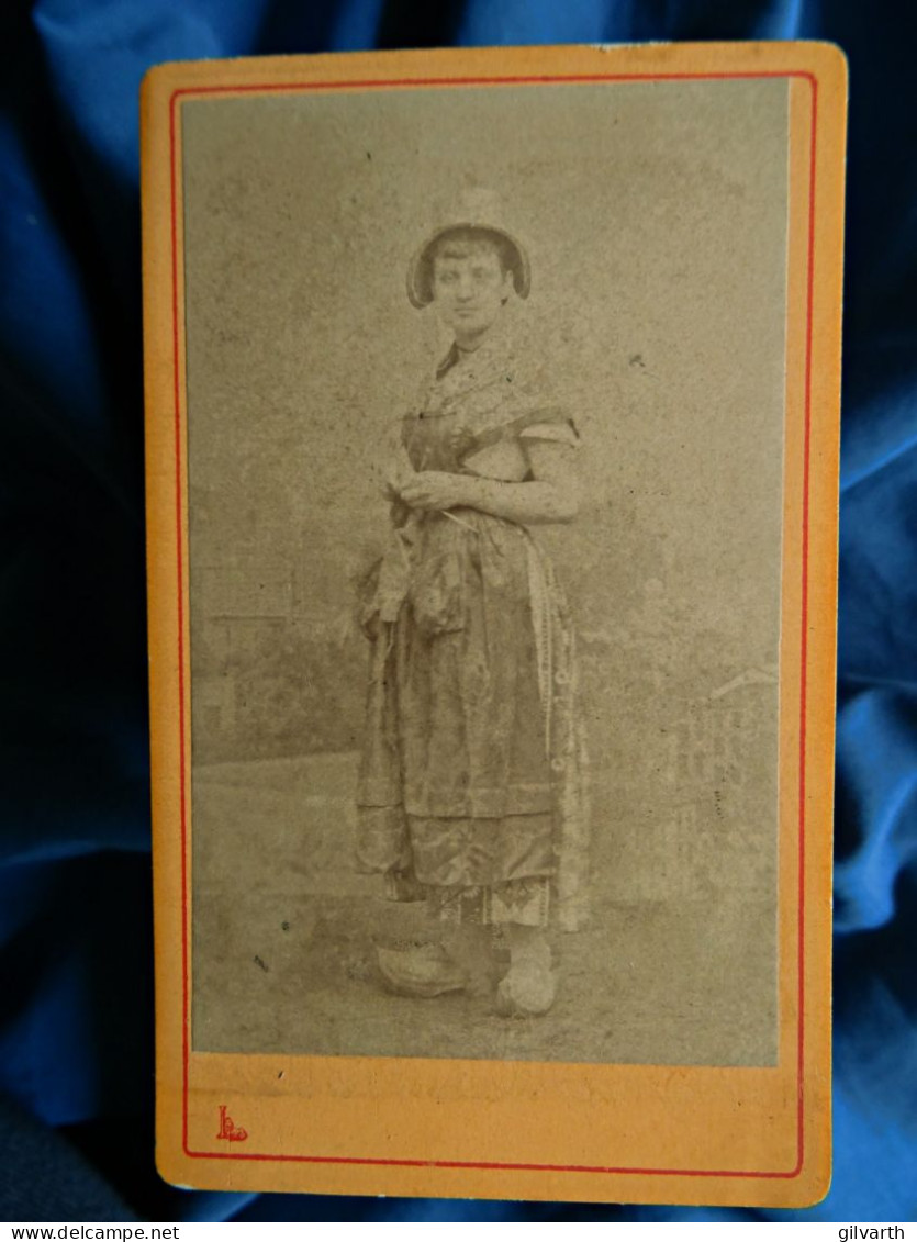 Photo Cdv Léopold à Royat - Jeune Femme En Costume Régional, Napoléone Pietri Décédée 24 Juin 1880  L679B - Ancianas (antes De 1900)