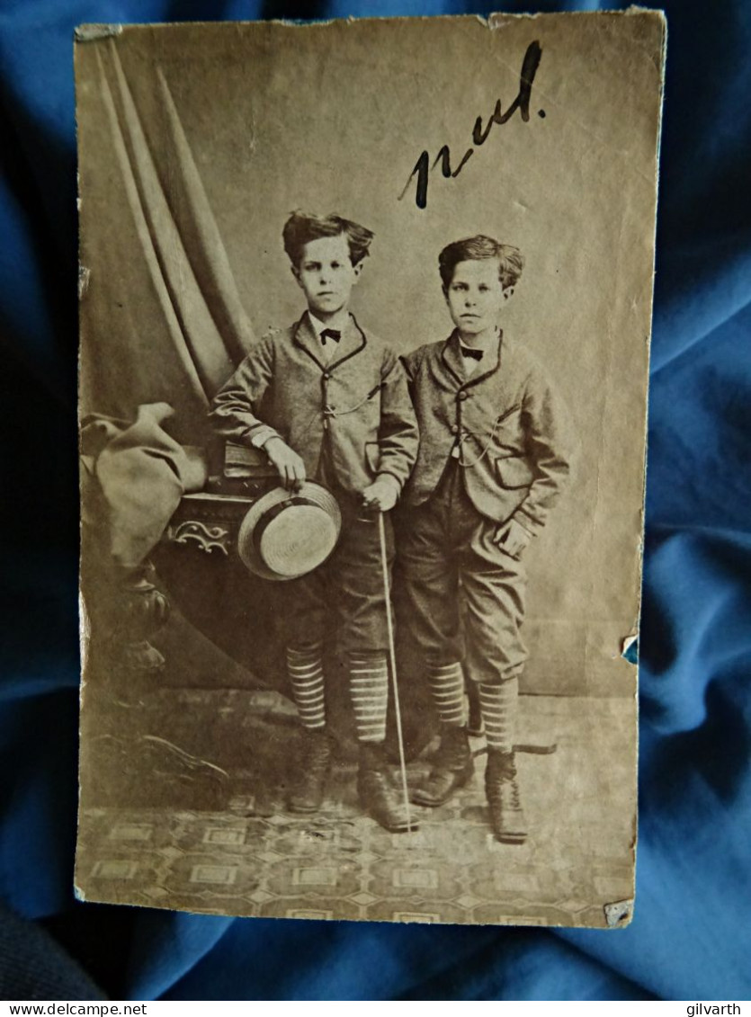 Photo Cdv Anonyme - Jeunes Garçons, Jean Et Ernest Lacombe De La Tour, Vers 1870  L679B - Ancianas (antes De 1900)