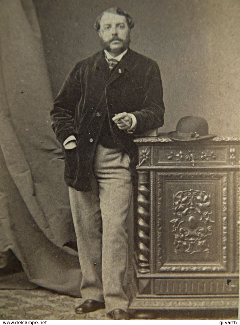 Photo Cdv Subercaze à Pau - Homme En Pied, Cigare à La Main, Veste En Velours, Second Empire Ca 1865 L679B - Ancianas (antes De 1900)