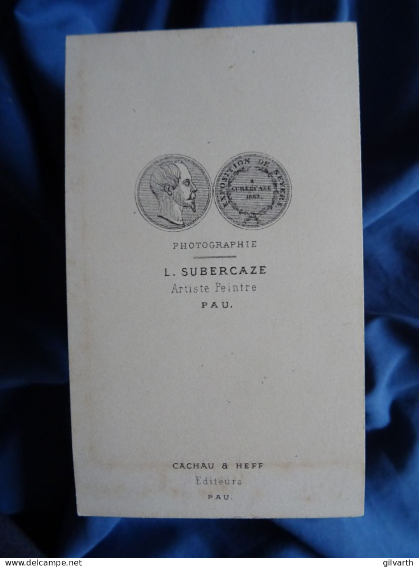 Photo Cdv Subercaze à Pau - Homme En Pied, Cigare à La Main, Veste En Velours, Second Empire Ca 1865 L679B - Alte (vor 1900)