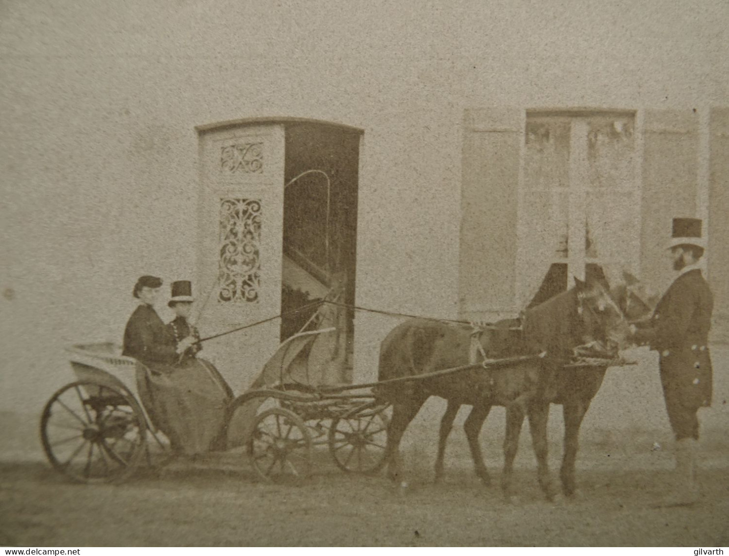 Photo Cdv Courtine (?) à Neufchatel -  Petite Calèche Attelée, Femme, Cocher Ca 1865 L679B - Old (before 1900)