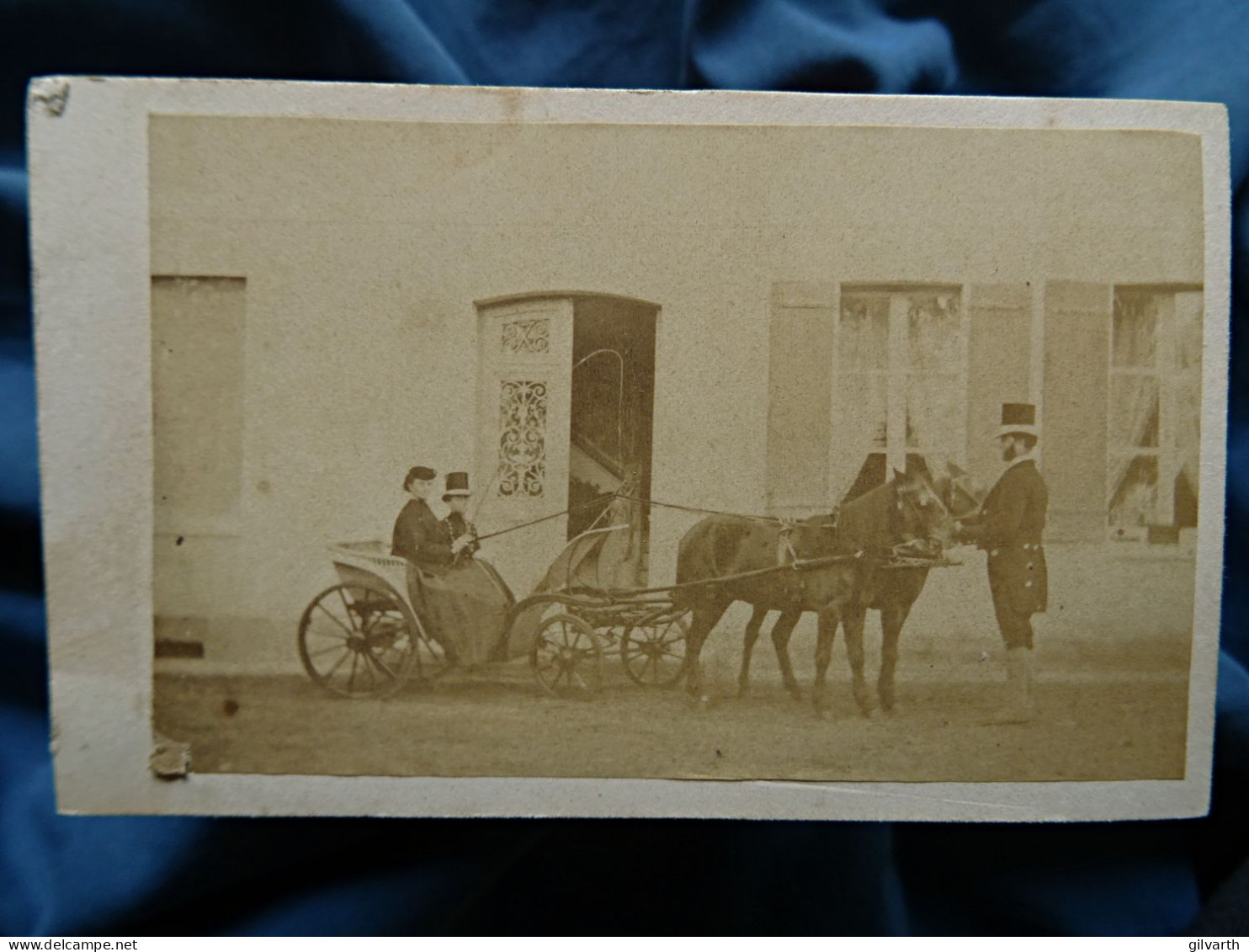 Photo Cdv Courtine (?) à Neufchatel -  Petite Calèche Attelée, Femme, Cocher Ca 1865 L679B - Old (before 1900)