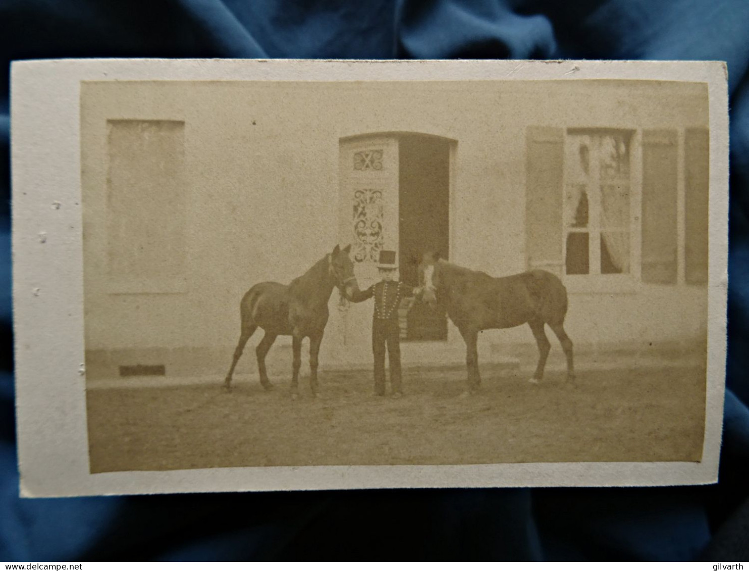 Photo Cdv Courtine (?) à Neufchatel -  Jeune Garçon Tenant 2 Poneys, Veste à Brandebourg, Cheval Ca 1865 L679B - Antiche (ante 1900)