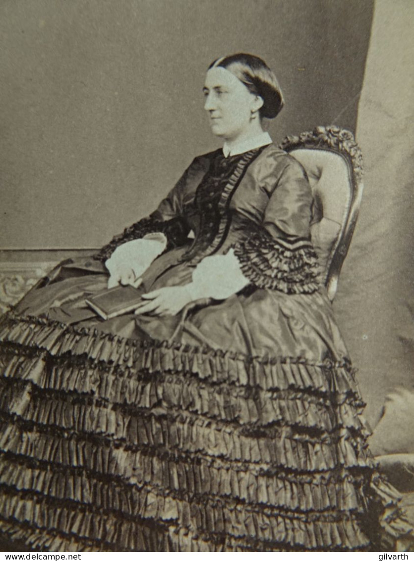 Photo Cdv Anonyme - Femme, Belle Robe à Crinoline, Second Empire Ca 1860-65 L679B - Anciennes (Av. 1900)