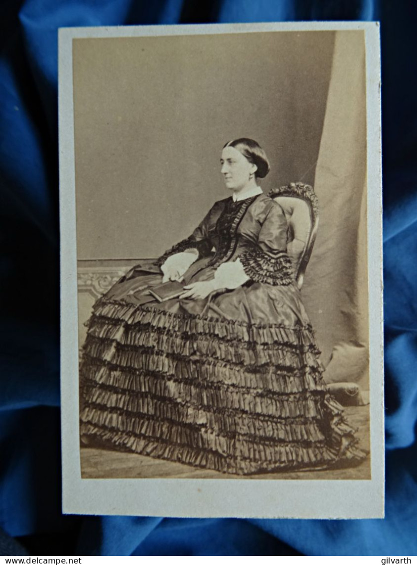 Photo Cdv Anonyme - Femme, Belle Robe à Crinoline, Second Empire Ca 1860-65 L679B - Antiche (ante 1900)