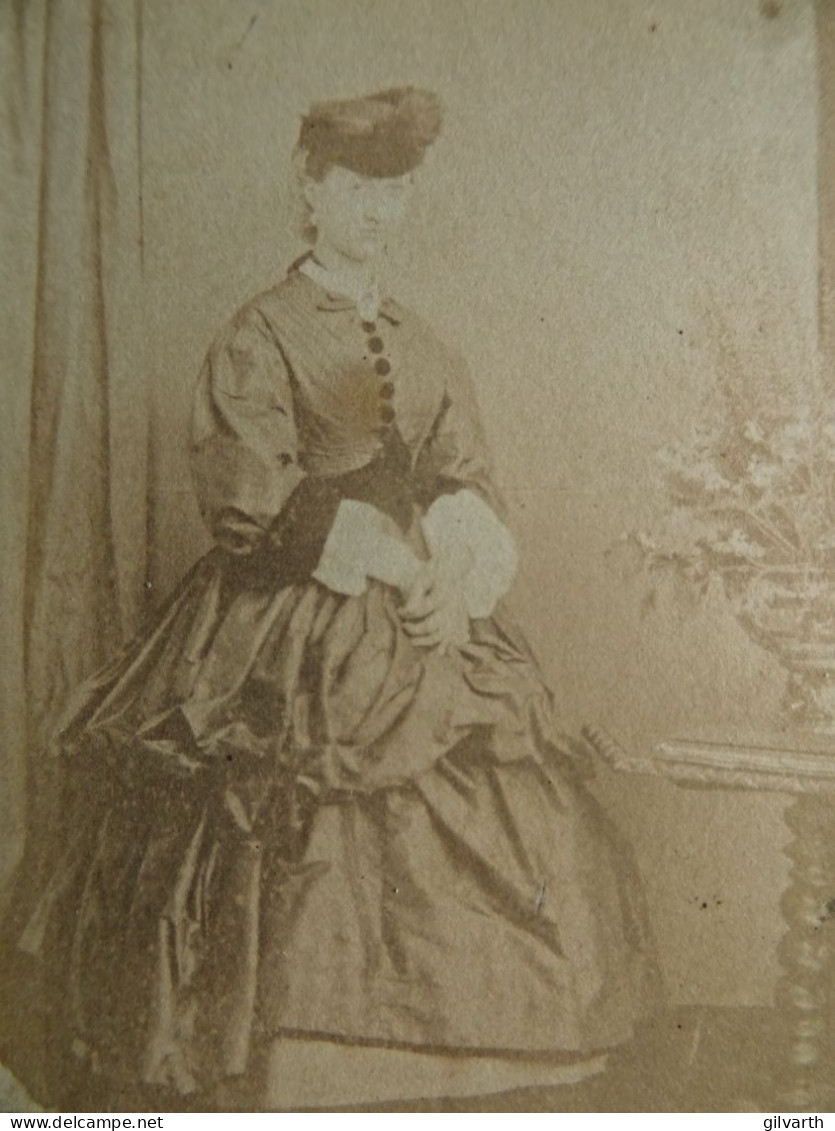 Photo Cdv Anonyme - Femme En Pied, Robe à Crinoline, Chapeau, Second Empire Ca 1865 L679B - Ancianas (antes De 1900)