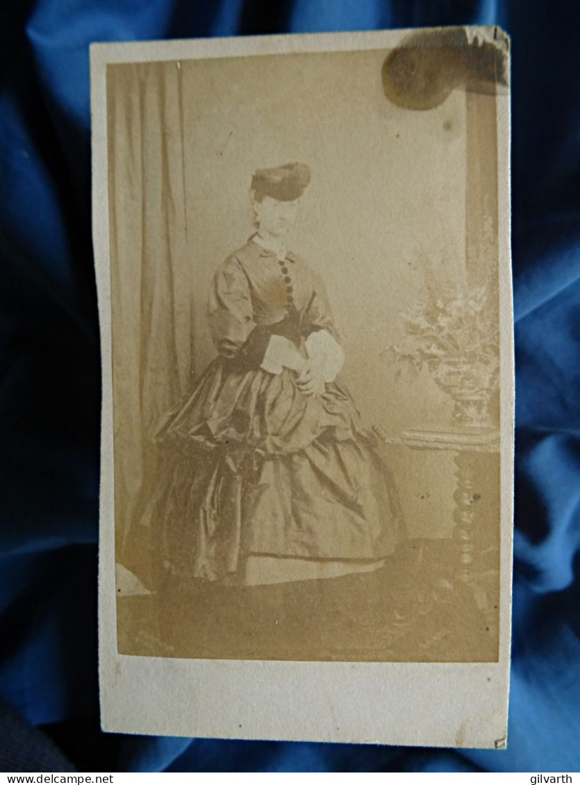 Photo Cdv Anonyme - Femme En Pied, Robe à Crinoline, Chapeau, Second Empire Ca 1865 L679B - Alte (vor 1900)