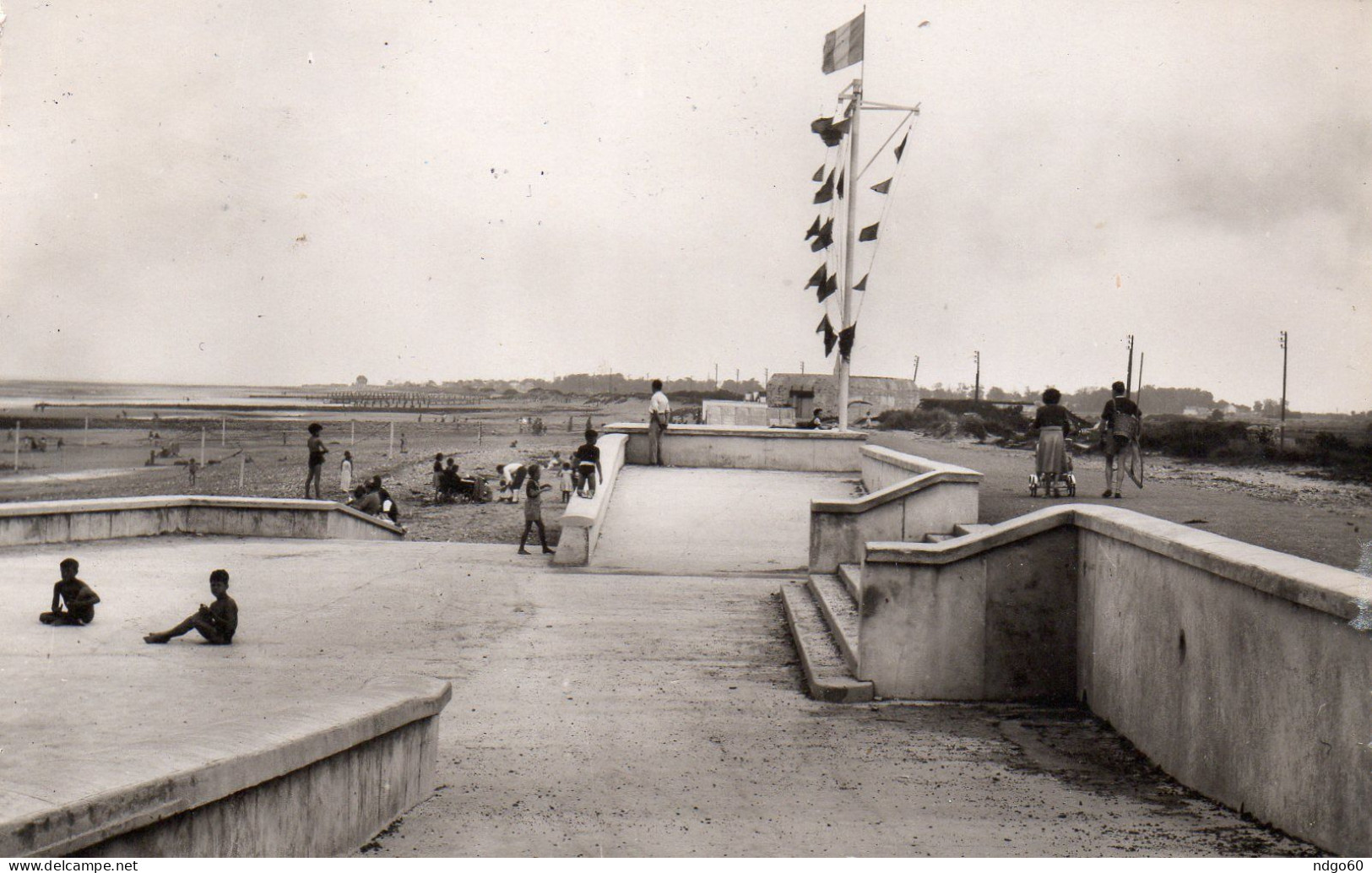 Courseulles Sur Mer - Vue Sur L' Extrémité De La Plage Prise De La Plate-forme - Courseulles-sur-Mer