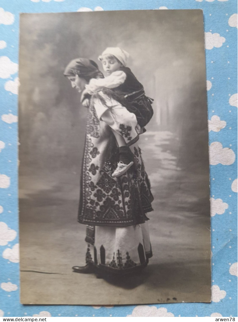 CARTE PHOTO UNE FEMME PORTANT SON ENFANT JOLIS COSTUMES - Photographs