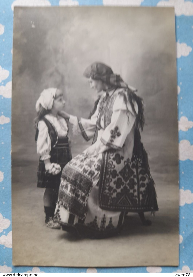 CARTE PHOTO UNE FEMME AVEC SON ENFANT JOLIS COSTUMES - Photographie