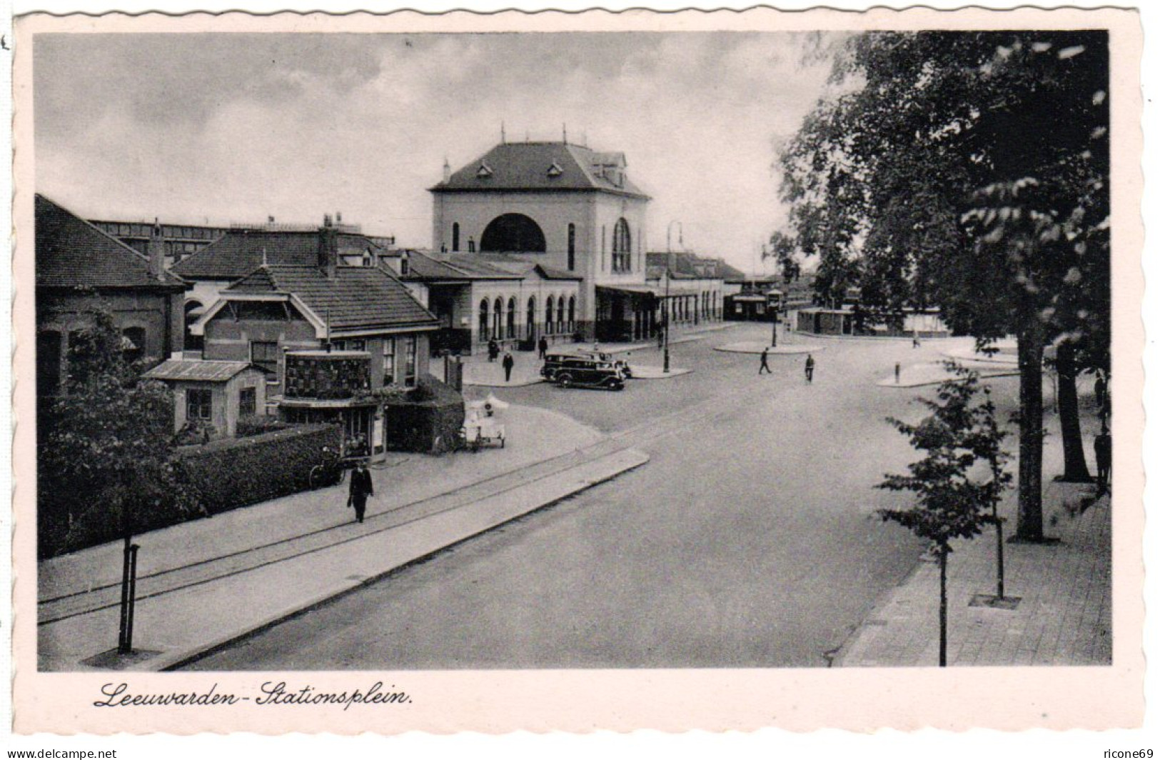 NL, Leeuwarden Stationsplein M. Oldtimern, Ungebr. Bahnhof Sw-AK  - Andere & Zonder Classificatie