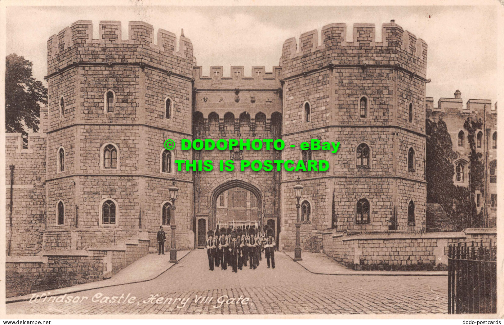 R537998 Windsor Castle. Henry VIII Gate. Robert Brodie. No. 66985. Friths Series - Monde