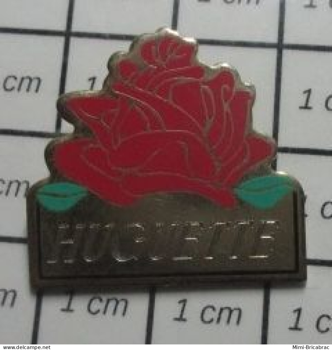 813F Pin's Pins / Beau Et Rare / AUTRES / PRENOM HUGUETTE FLEUR ROUGE - Otros & Sin Clasificación