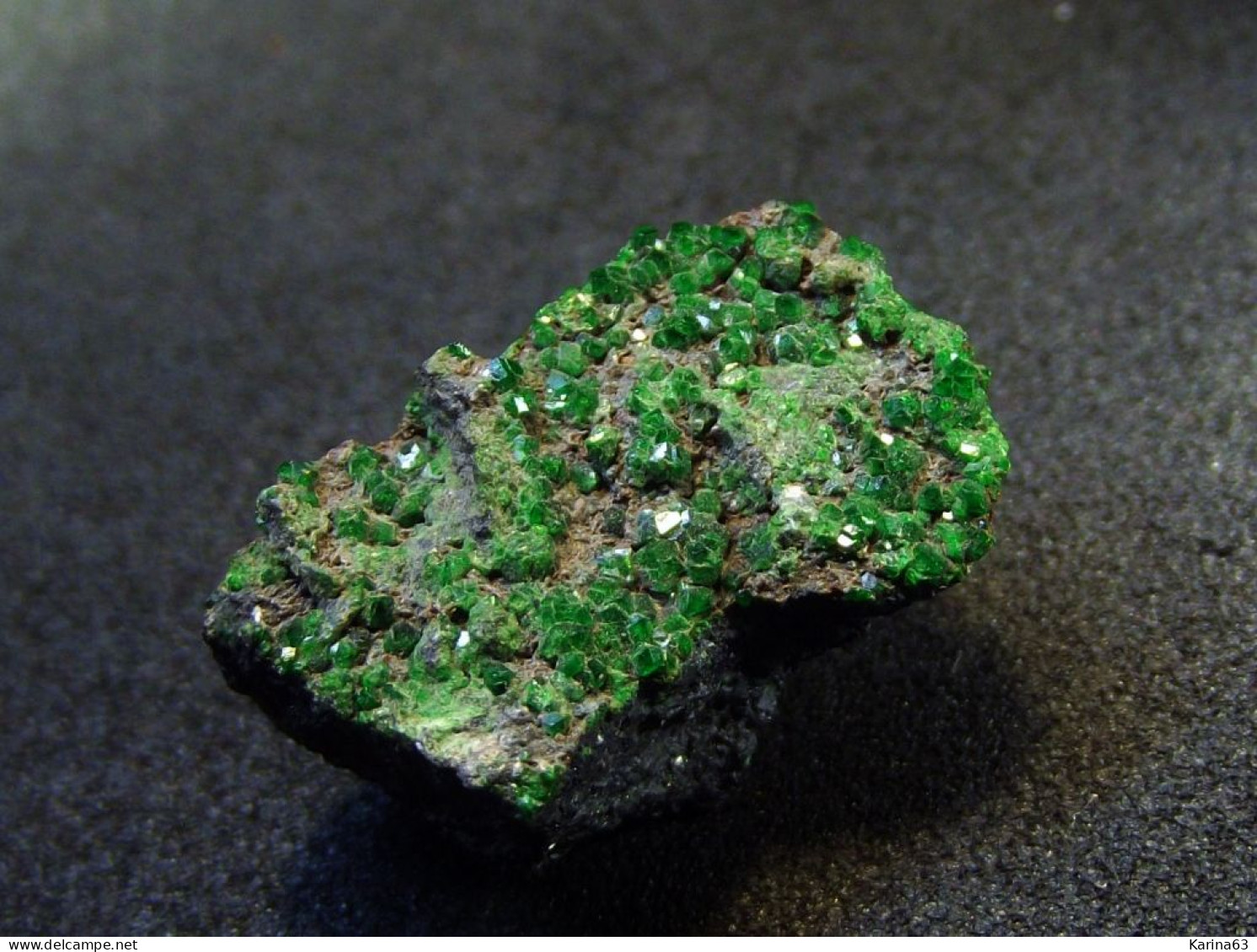 Uvarovite On Chromite TL ( 2 X 1 X 0.8 Cm ) Saranovskii Mine - Saranovskaya, Perm Krai - Russian Fed. - Minerals