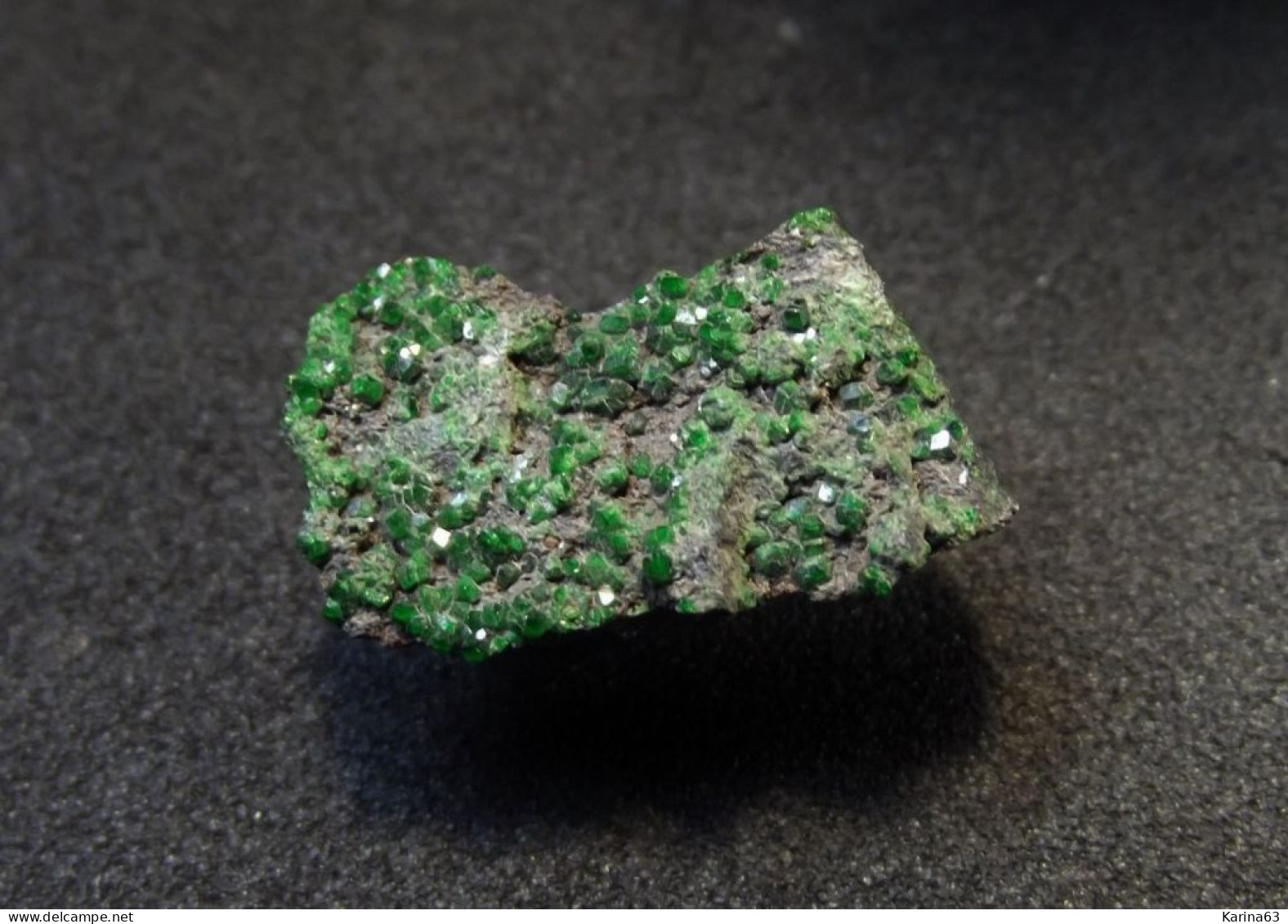 Uvarovite On Chromite TL ( 2 X 1 X 0.8 Cm ) Saranovskii Mine - Saranovskaya, Perm Krai - Russian Fed. - Mineralen