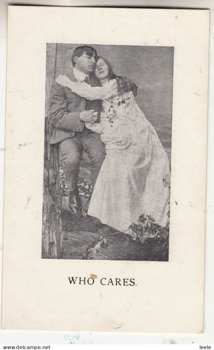 C07. Vintage Postcard. Who Cares? Romantic Couple Sitting On The Fence. - Koppels