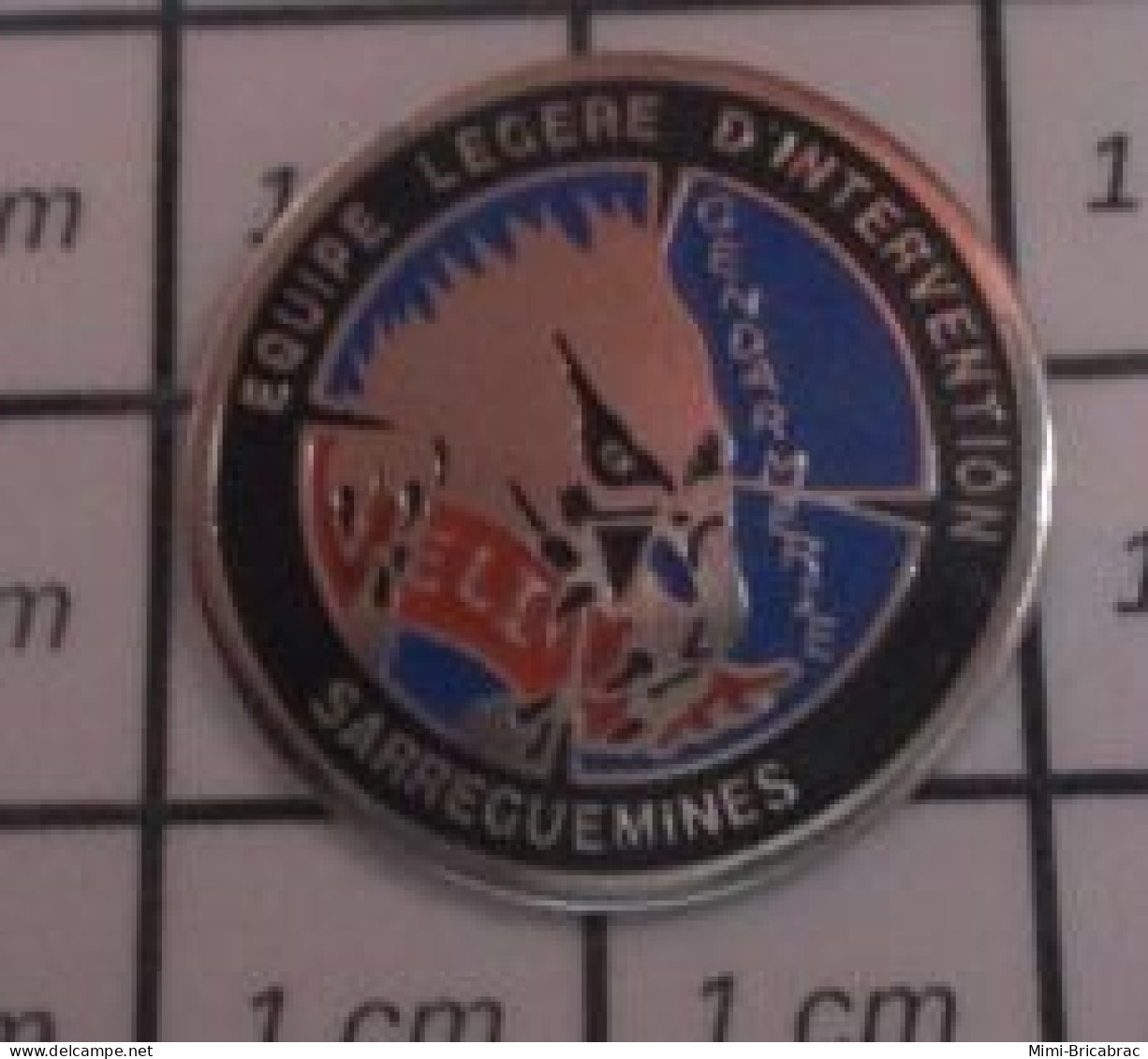 818c Pin's Pins / Beau Et Rare / MILITARIA / GENDARMERIE ELI EQUIPE LEGERE D'INTERVENTION SARREGUEMINES - Militaria