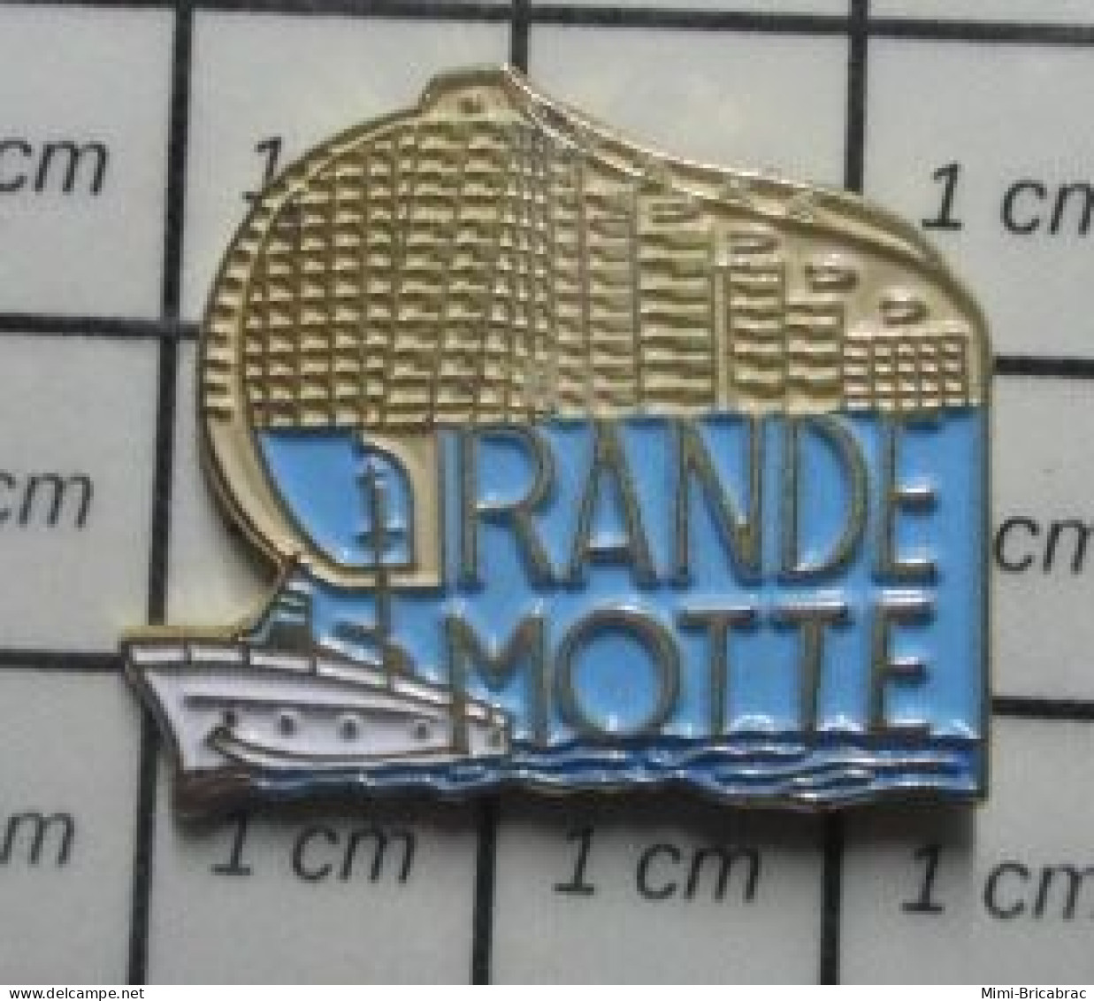 3517 Pin's Pins / Beau Et Rare / VILLES / LA GRANDE MOTTE De Beurre BATEAU YACHT - Villes