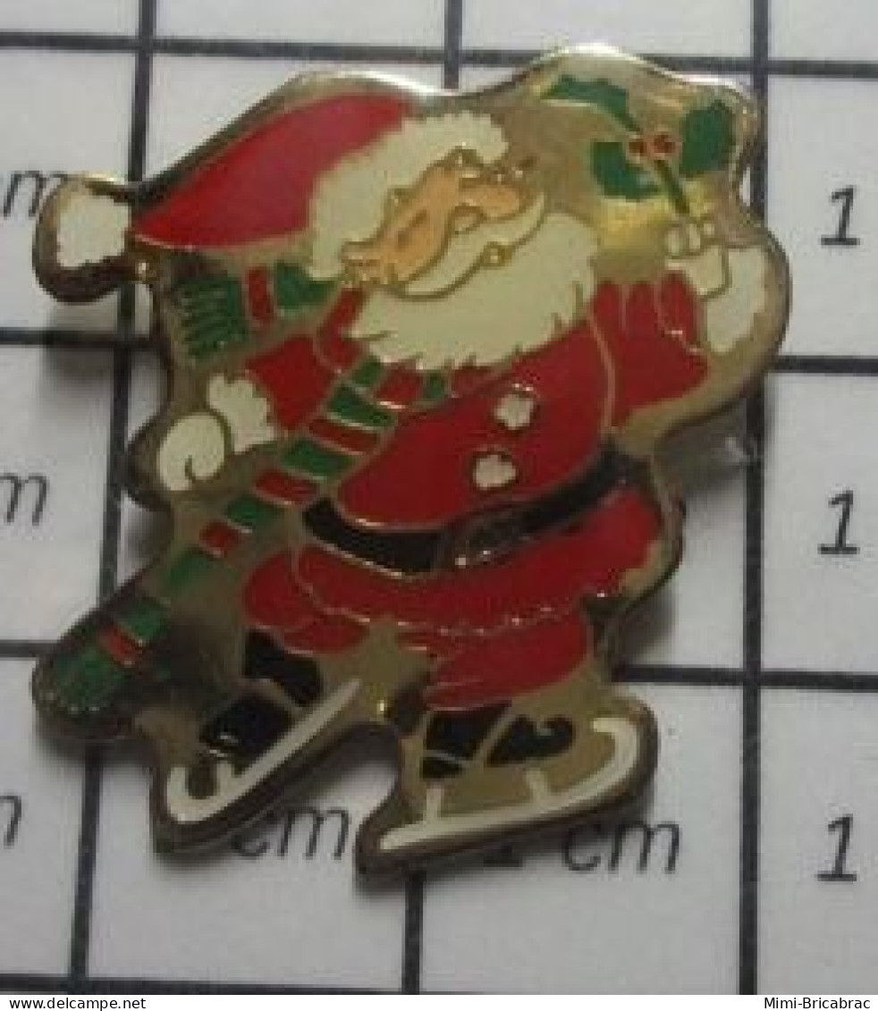 3517 Pin's Pins / Beau Et Rare / NOEL / PERE NOEL SUR PATINS A GLACE - Navidad