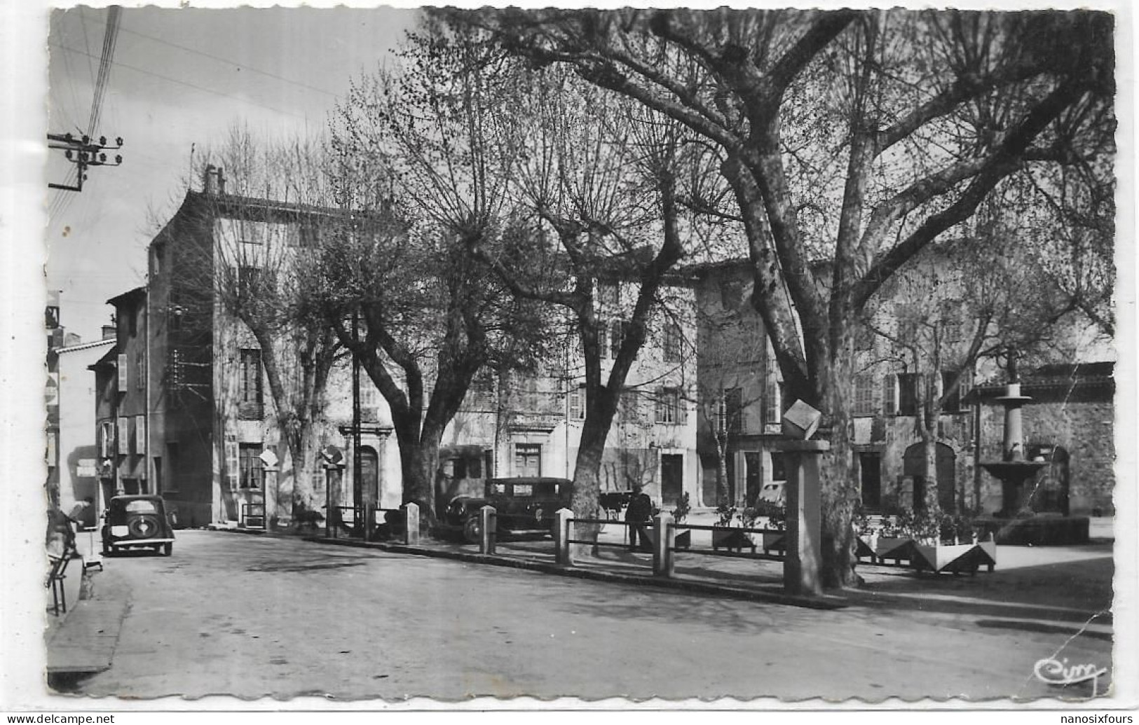 D 83.  CARCES. PLACE DE LA CAPELETTE. CARTE ECRITE - Carces