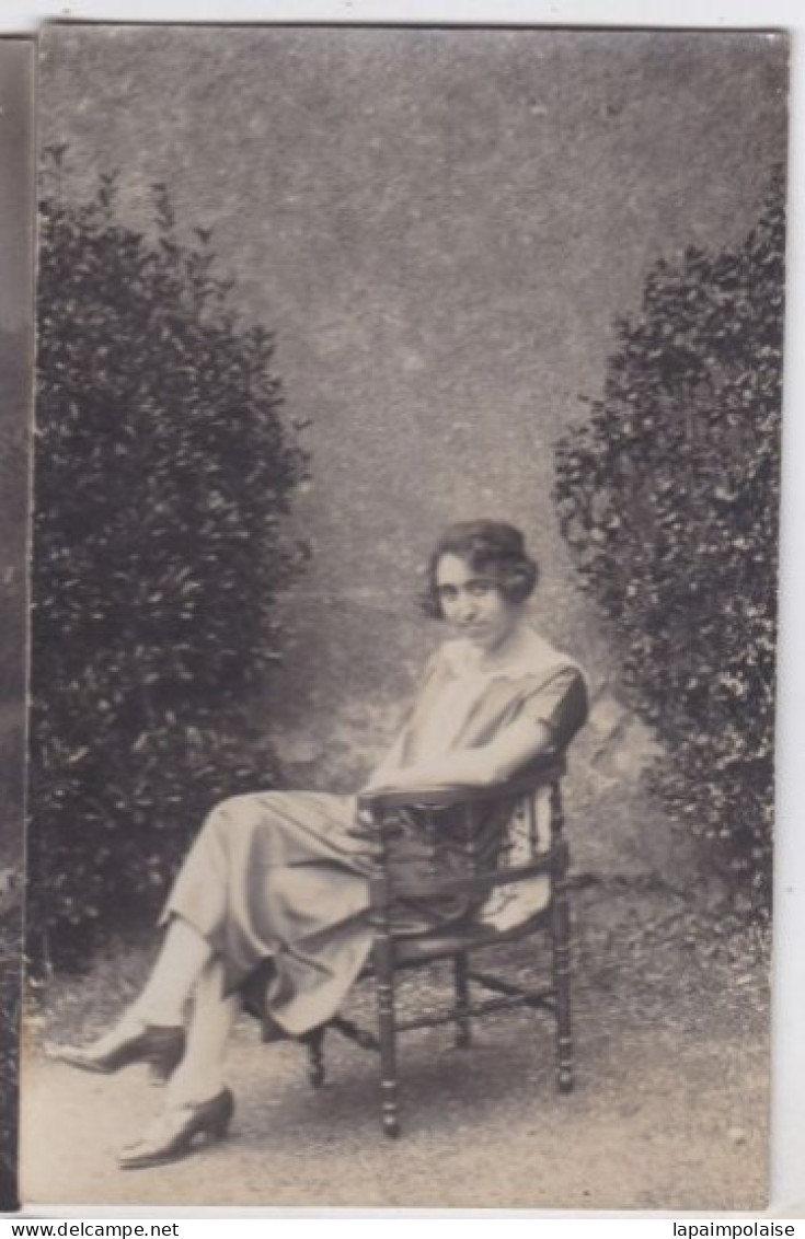 Carte Photo Vendée Montournais Jeune Femme Assisse Dans Son Jardin   Réf 29918 - Lugares