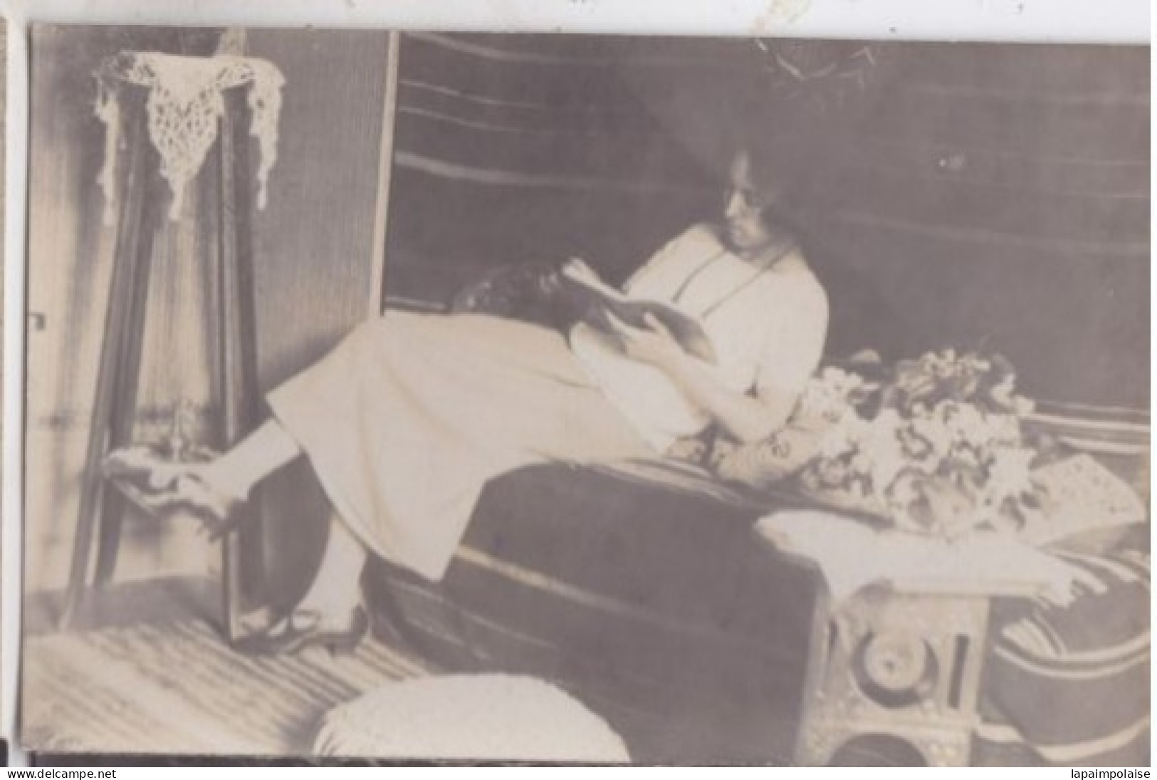 Carte Photo Algerie Alger Femme Lisant Semi  Allonge Sur Uns Sofa   Réf 29920 - Lugares