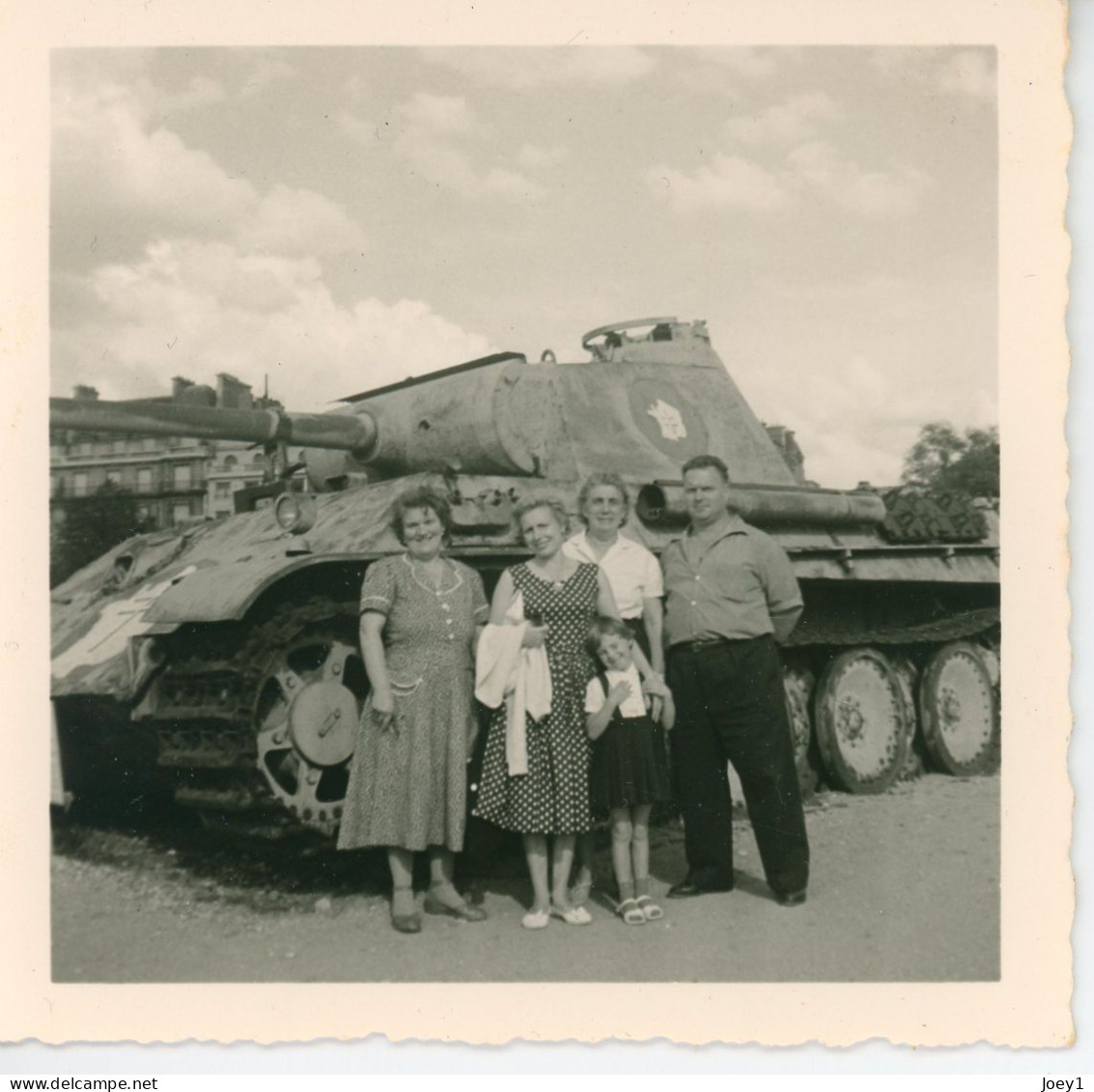 Photo Famille Française Devant Un Char Avec Croix De Lorraine Années 40 - Guerre, Militaire