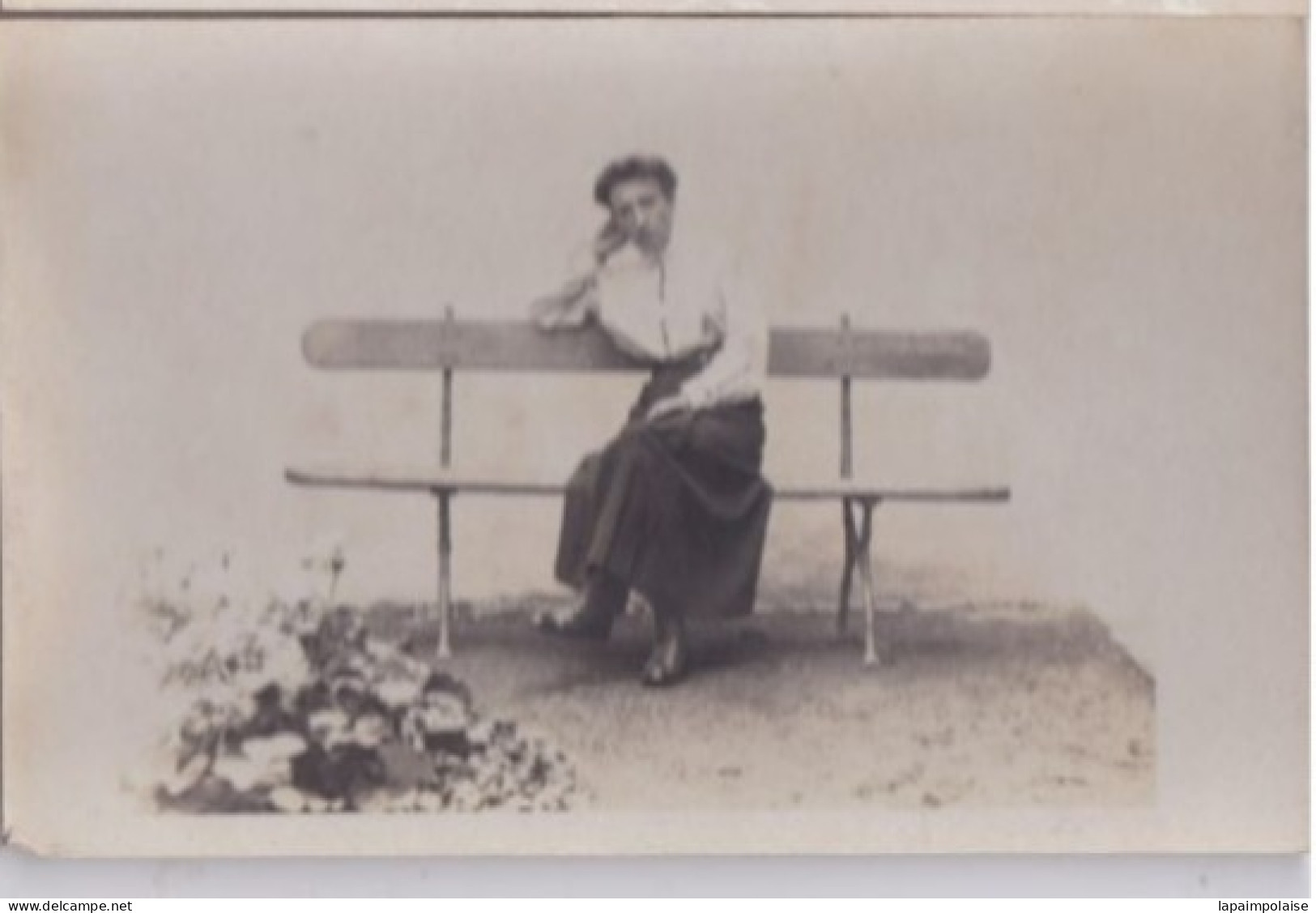 Carte Photo  Vendée  Montournais Madame Dagniau Pensive  Assisse Sur Un Banc   Réf 29923 - Anonymous Persons