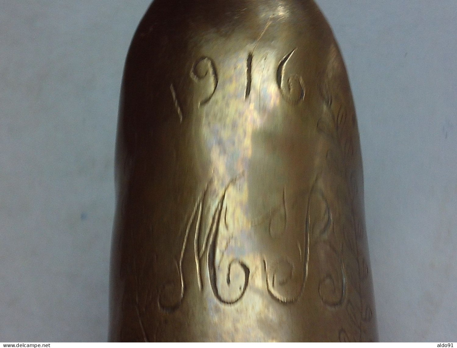 (Militaria - Objet de poilu..) - Petit " Pichet monogrammé M B + 1916 "  (mesure, pot à lait ??)......dans douille 37-85