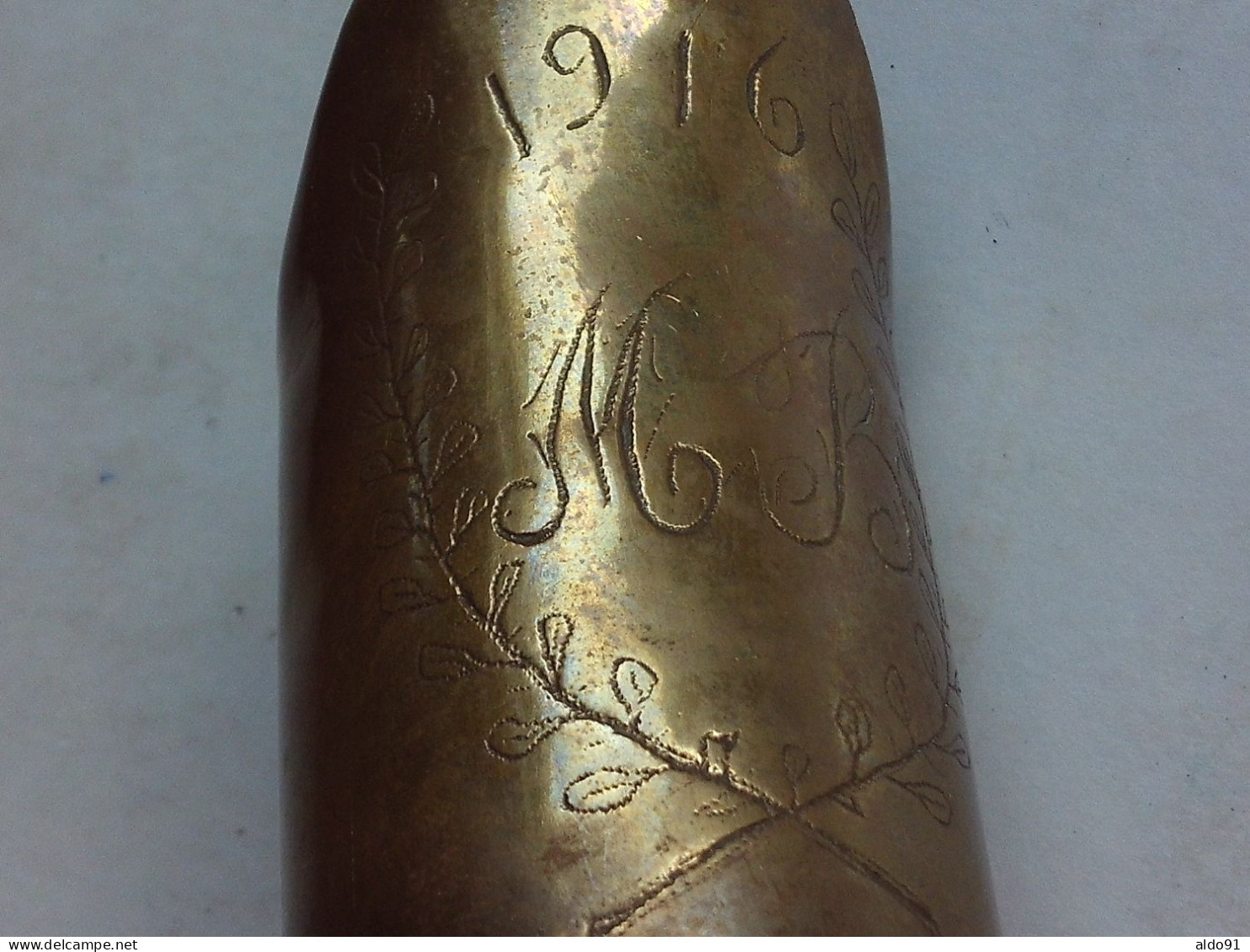 (Militaria - Objet de poilu..) - Petit " Pichet monogrammé M B + 1916 "  (mesure, pot à lait ??)......dans douille 37-85